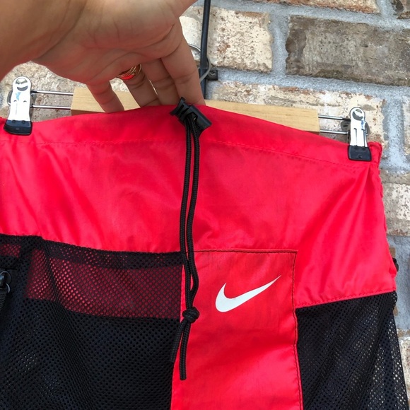 Nike Nylon Mesh Zipper Pocket Adjustable Straps Black Red Deck Bag With Logo - Picture 3 of 16